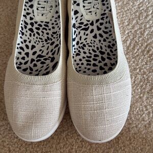 Hey Dude Casual Cream Slip-On Shoes size 9